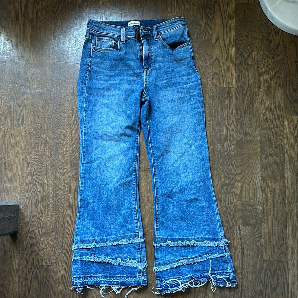 SNEAK PEEK JEANS
